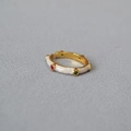 Anello aperto dorato in smalto bianco con pietre rosse e verdi su tessuto grigio - Aperto Regolabile / Bianco Rosa Perlato