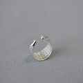 Moderner silberner Mesh-Ring mit polierten Perlenenden auf minimalistischem grauem Stoff - Silber