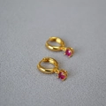 Minimalistische goldene Creolen mit funkelnden roten Zirkon-Anhängern für Damen - Rosenrot