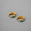 Pendientes de aro de latón chapados en oro con esmalte de arcoíris y diseño geométrico colorido - Multicolor (MYE0621-GD)