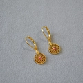 Detalle de pendientes dorados con diseño de encaje hueco y piedras rosas - Rosa