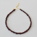 Elegante collana di granato con perline rosso scuro e chiusura a moschettone dorata - Stile Pietra Irregolare Granato Rosso Scuro