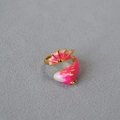 Detailansicht der Koi-Fisch-Emaillering mit rosa Glitzer und goldenen Flossen - Rosa