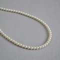 Primo piano di perle tonde da 5-7mm su una collana elegante con finitura lucida - 5mm