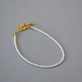 Dettaglio del bracciale minimalista con perle in stile francese e chiusura dorata lucida - 2mm