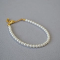 Elegante bracciale di perle con chiusura a moschettone dorata e catenina regolabile da donna - 4mm