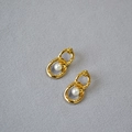 Orecchini a doppio cerchio intrecciati color oro con perla bianca in stile minimalista chic - Oro