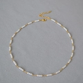 Collana di perle minimalista con sfere in ottone placcato oro e chiusura a moschettone - Collana Oro