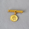 Französische Vintage-Goldmünzenbrosche mit Medusa-Relief und abnehmbarem Barren-Design - Kleiner Prinz