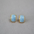 Dettaglio di orecchini geometrici in ottone con smalto marmorizzato azzurro - Blu