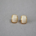 Orecchini vintage geometrici in ottone placcato oro con smalto bianco e perni in argento - Bianco