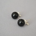 Elegantes pendientes de ágata negra con pernos de plata 925 sobre tela gris texturizada - Ágata Negra (14mm)