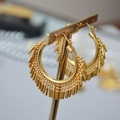 Orecchini a cerchio vintage in ottone dorato con frange metalliche e trama perlata - Oro Anticato