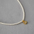 Elegante Perlenkette mit goldenem Zirkonia-Blumenanhänger auf grauem Hintergrund - Blumenanhänger (MYN0277-GD)