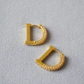 Elegante D-förmige Goldohrringe mit funkelnden Zirkonia-Steinen in schlichtem, modernem Design - D-Form (MYE0671-GD) / Gold