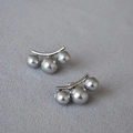 Orecchini minimalisti in argento con perle grigie graduate su barra di metallo curva - Grigio Argento Placcato Oro Bianco
