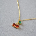 Collar de latón bañado en oro con colgante de cereza roja y hoja de cristal verde - Colgante de Cereza (MYN0268-GD)