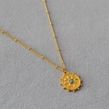 Collar de moneda dorada vintage con relieve de rayos de sol y piedra turquesa central - Estilo Turquesa Dorado (MYN0265-GD)