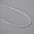 Collier minimaliste en argent avec perles facettées brillantes pour femmes élégantes - Perles Carrées Biseautées Argentées