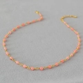 Collar artesanal de cuentas de piedra rosa natural con alambre dorado y cierre de langosta - Estilo de piedra natural rosa envuelta en alambre hecha a mano