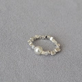 Minimalistische elastische ring met onregelmatige zilveren kralen en een witte parel - Driehoek Witte Parel