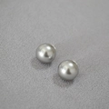Dettaglio di orecchini a perno in argento 925 con perle grigie su tessuto testurizzato - 12mm / Grigio Argento (12mm)