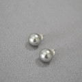 Dettaglio di orecchini a perno grigio argento con chiusure in silicone su tessuto grigio - 10mm / Grigio Argento (10mm)