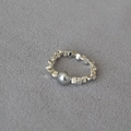 Minimalistische zilveren elastische ring met onregelmatige kralen en grijze parel - Driehoek Grijze Parel