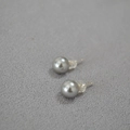 Dettaglio macro di perle grigio argento su orecchini a lobo in argento sterling 925 - 8mm / Grigio Argento (8mm)