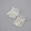 Dettaglio di orecchini a nappa in argento 925 con catenelle sottili e movimento fluido - Argento