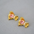Vue macro de boucles d'oreilles dorées avec zircon rose et petites perles blanches - Rose