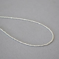 Collana minimalista con perline d'argento sfaccettate con finitura lucida e design raffinato - Collana