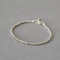 Dettaglio del bracciale a perline d'argento irregolari con chiusura a moschettone e catena - Catena di Perline Quadrate Smussate