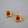 Macro-detail van gouden bloemknopoorbellen met rode zirkoon en parelaccenten - Rood