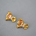 Detail van bloemoorstekers met amberkleurige zirkonia en parels op verguld metalen basis - Champagne
