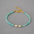 Bracciale artigianale con pietre di amazzonite, perle eleganti e dettagli dorati fini - Amazonite con Perla d'Acqua Dolce