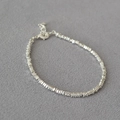 Dettaglio del bracciale in argento con perle sfaccettate irregolari e chiusura a moschettone - Catena Semplice a Rombo