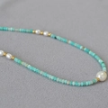 Collana di perline in amazzonite e perle d'acqua dolce con accenti dorati su tessuto grigio - Stile Perlinato Fresco (MYN0315-GD)