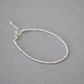 Dettaglio della collana di perle sfaccettate argento con chiusura a moschettone - Bracciale