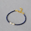 Bracciale di perle di lapislazzuli con perle d'acqua dolce e chiusura oro regolabile - Stile Lapislazzuli