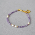 Elegante bracciale di perle con pietre naturali viola e perle d'acqua dolce e chiusura dorata - Stile Ametista