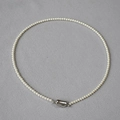 Dettaglio della collana di perle bianche con chiusura in argento lucido a forma di fagiolo - Bianco Crema (3mm)