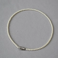 Dettaglio di una collana di perle bianche tonde con chiusura ovale in metallo argento lucido - Bianco Crema (4mm)