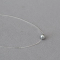 Primer plano de un colgante de perla gris con cadena de plata fina minimalista - Gris Plateado (8mm)