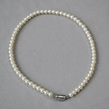 Dettaglio di eleganti perle bianche con una chiusura a fibbia in metallo argento lucido - Bianco Crema (6mm)