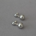 Detalle de pendientes de doble perla gris plata con diseño minimalista de aguja de plata 925 - Gris Plata