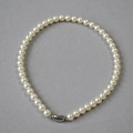 Vista dettagliata di una classica collana di perle con chiusura in argento su sfondo grigio - Bianco Crema (8mm)