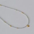 Collar minimalista de piedra de luna gris con un colgante de estrella dorada brillante - Collar con colgante de estrella de ocho puntas gris