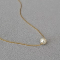 Collar minimalista bañado en oro con un colgante de perla blanca sobre cadena fina - Blanco Crema (8mm)