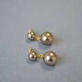 Detalle de pendientes con perlas dobles color champán brillante y eslabones de oro - Marrón Champán